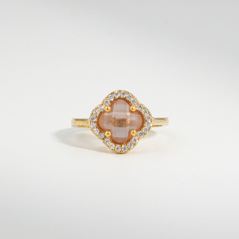 A 925 sterling silver gold-plated women's ring featuring a color-changing clover-shaped zultanite gemstone surrounded by cubic zirconia.
