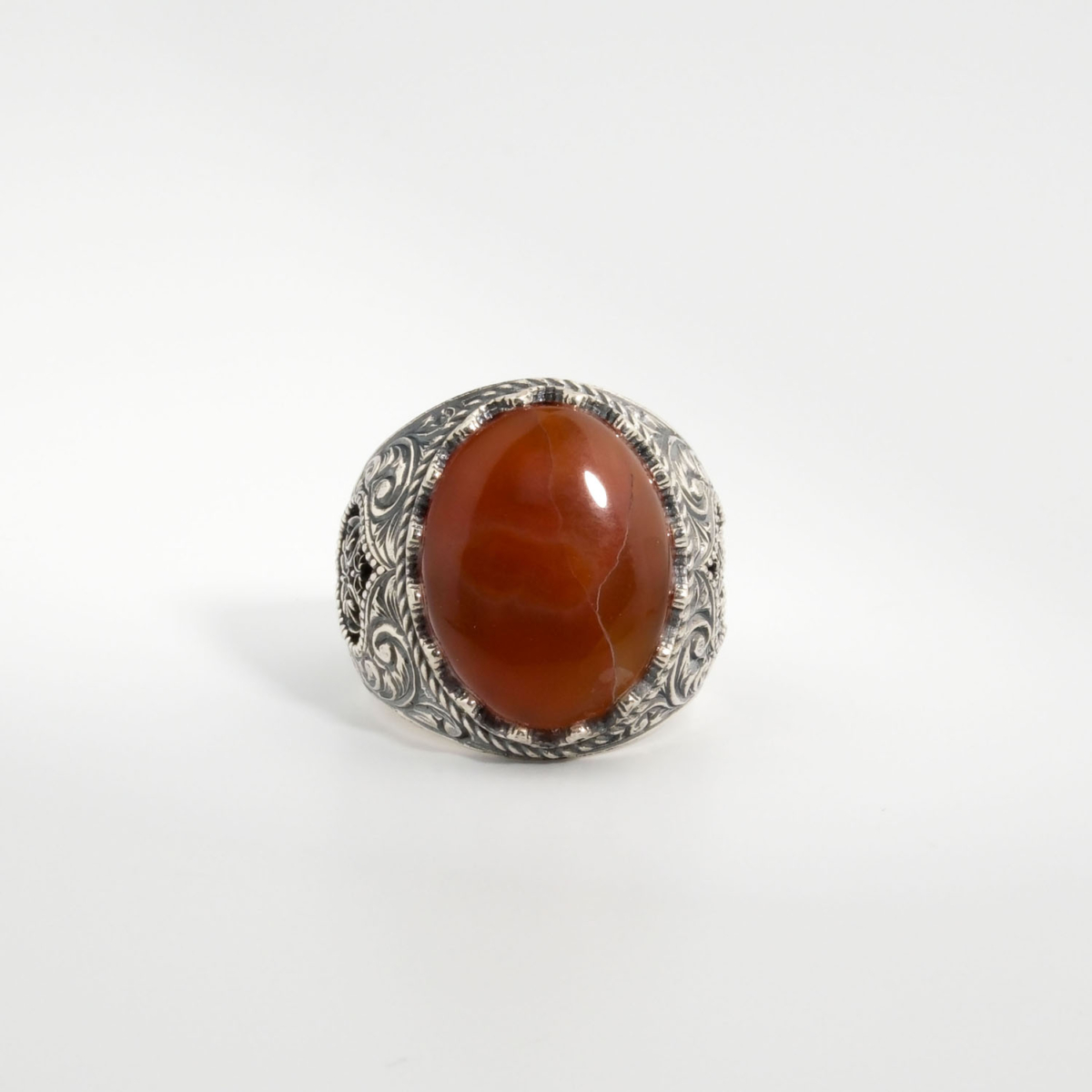 A 925 sterling silver handmade men's ring featuring a natural oval cabochon cut red-brown Yemeni agate gemstone.