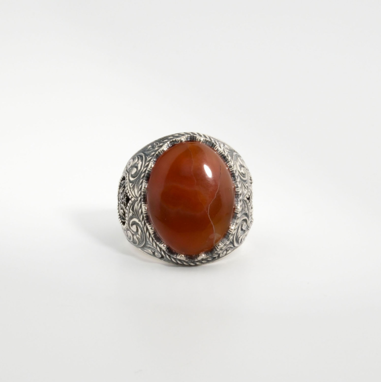 A 925 sterling silver handmade men's ring featuring a natural oval cabochon cut red-brown Yemeni agate gemstone.