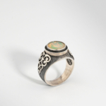 Bague pour homme en argent 925 gravé sertie d'une opale de feu naturelle taillée en facettes de 2.60 ct.