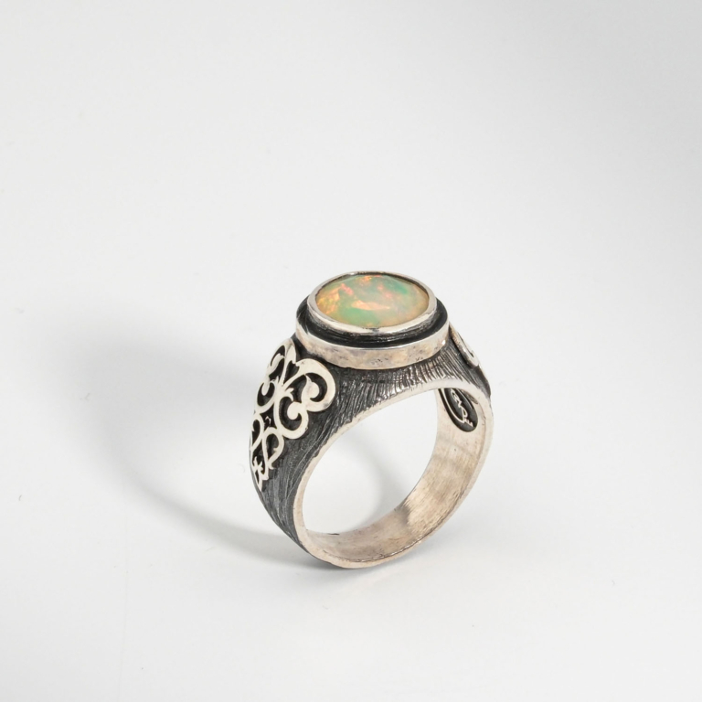 Bague pour homme en argent 925 gravé sertie d'une opale de feu naturelle taillée en facettes de 2.60 ct.