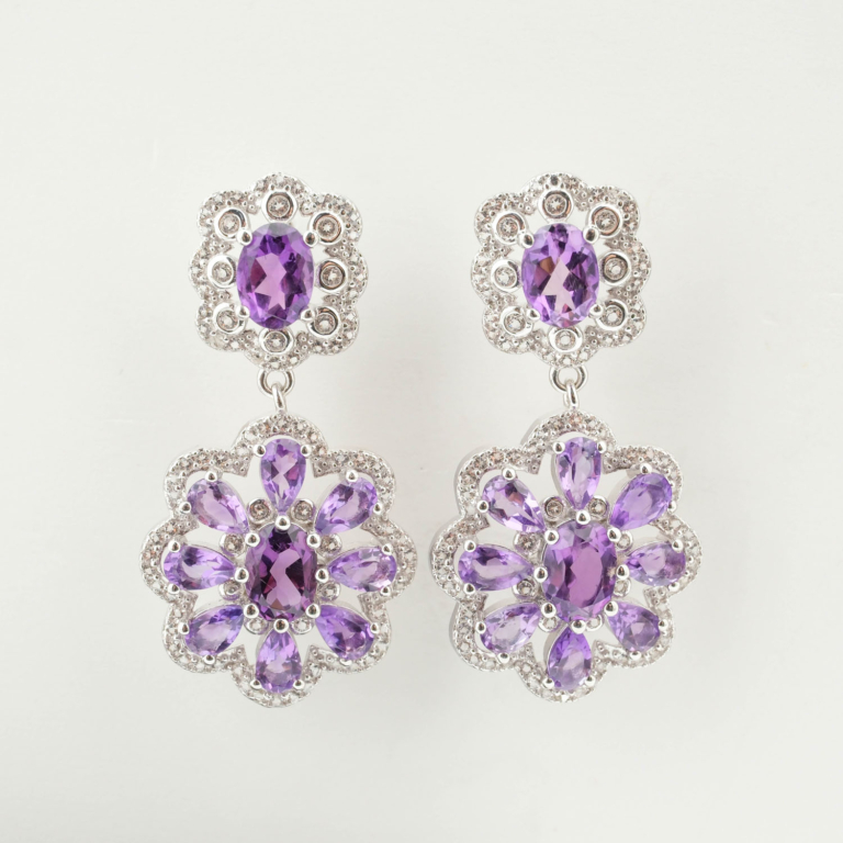 Orecchini di design di lusso in argento sterling 925 con pietre di ametista viola naturale a taglio sfaccettato in forma di fiore.