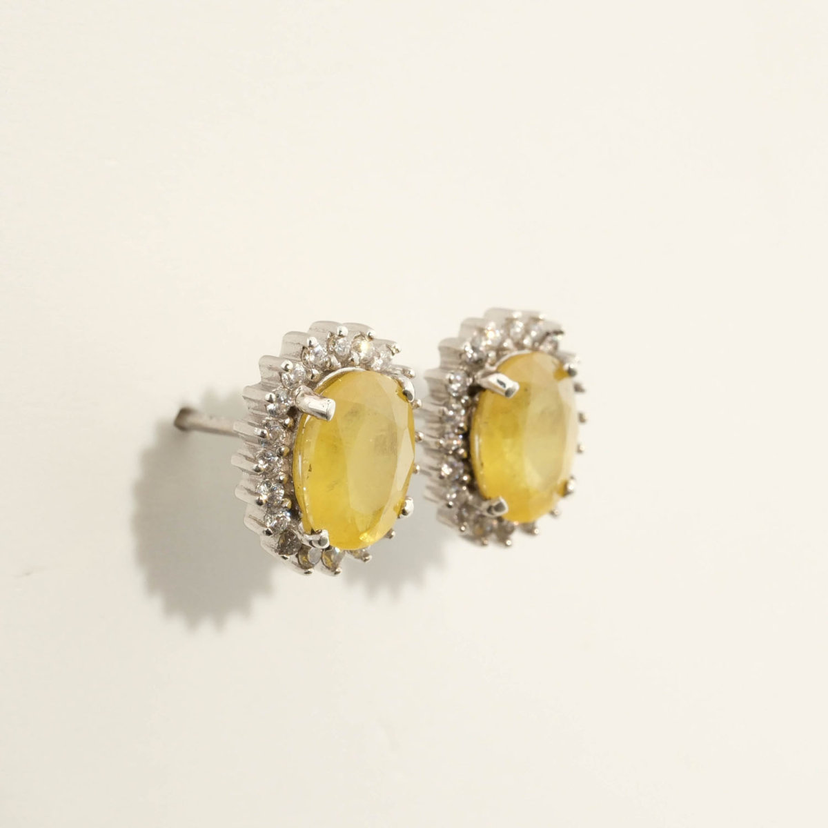 Orecchini di design di lusso realizzati con pietre di zaffiro giallo naturale a taglio sfaccettato ovale incastonate in argento sterling 925 con halo di zirconi.
