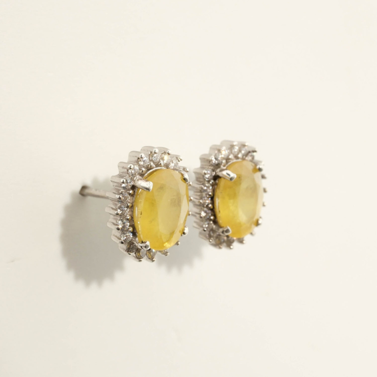 Orecchini di design di lusso realizzati con pietre di zaffiro giallo naturale a taglio sfaccettato ovale incastonate in argento sterling 925 con halo di zirconi.