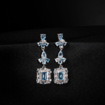 Baget ve damla kesim orijinal blue topaz doğal taşlı 925 ayar gümüş gösterişli sallantılı kadın küpe modeli.