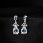 Pendientes colgantes en plata de ley 925 con topacio azul natural original en forma de gota y circonitas.