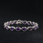 Bracelet rivière de 18 cm pour femme en argent 925 orné de pierres d'améthyste violette naturelle taille ovale.