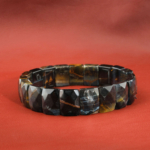 Bracelet mixte en perles plates d'œil de tigre naturel taillées façon Rolex aux reflets soyeux.