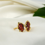 Carving taş oymacılığı işçilikli bordo garnet yaprak figürlü gold kaplama 925 ayar gümüş kadın tasarım yüzük.