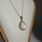 Collana da donna in argento 925 placcato oro rosa con ciondolo a goccia in pietra di luna naturale.