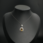 Collar de diseño para mujer en plata de ley 925 con citrino amarillo natural ovalado en engaste de encaje.