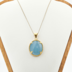 Collier de design pour femme en argent 925 plaqué or orné d'une aigue-marine naturelle ovale cabochon avec finition émail.