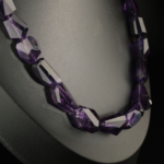 Collier ras-du-cou pour femme en argent 925 composé d'améthystes violet foncé taillées en facettes prismatiques.