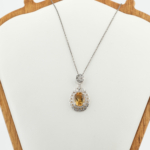 Collier de design pour femme en argent 925 orné d'une citrine jaune naturelle ovale en monture dentelle.