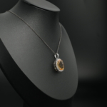 Collier pour femme en argent 925 avec pendentif en citrine jaune naturelle ovale et halo scintillant.