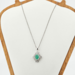 Pendentif baroque pour femme en émeraude verte naturelle ovale et argent sterling 925 étincelant sur fond noir.