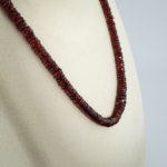 Collier en grenat naturel rouge qualité 7A+ taille rondelle facettée avec fermoir en argent 925.