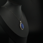 Collier pour femme en argent 925 avec pendentif en lapis lazuli bleu naturel taillé en ovale et finition émail.