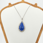 Collier pour femme en argent 925 avec pendentif en lapis lazuli bleu naturel taillé en goutte et finition émail.