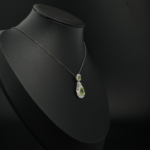 Pendentif goutte pour femme en péridot vert naturel et argent sterling 925 étincelant sur tissu blanc.