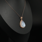 Pendentif de design pour femme en argent 925 plaqué or rose avec une pierre de lune naturelle taillée en poire.