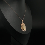 Collier de design pour femme en argent 925 plaqué or rose orné d'un quartz rutile doré naturel cabochon ovale.