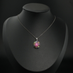 Damen Halskette aus 925 Silber mit natürlichem rosa Rubin und bunten Edelsteinen auf weißer Seide.