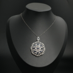 Damen Medaillon Halskette aus 925 Silber mit natürlichem blauem Saphir und Zirkonia auf weißer Seide.