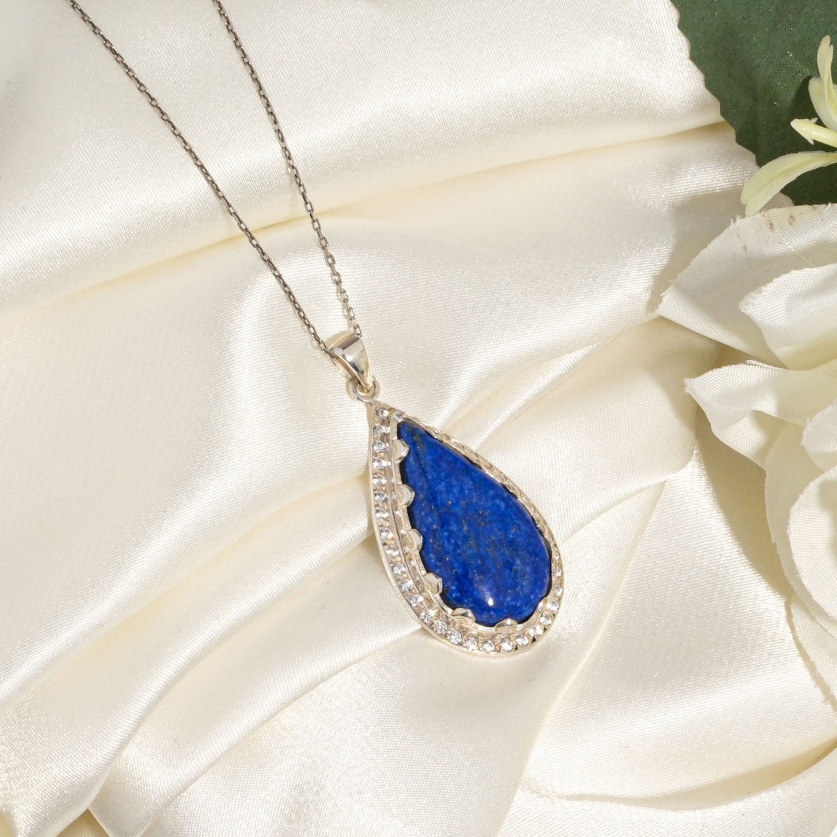 Elegant 925 sølv halskæde til kvinder med dråbeformet naturlig mørkeblå lapis lazuli ædelsten og emaljedetaljer.