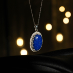 Elegant 925 sølv halskæde til kvinder med oval naturlig mørkeblå lapis lazuli ædelsten og emalje.