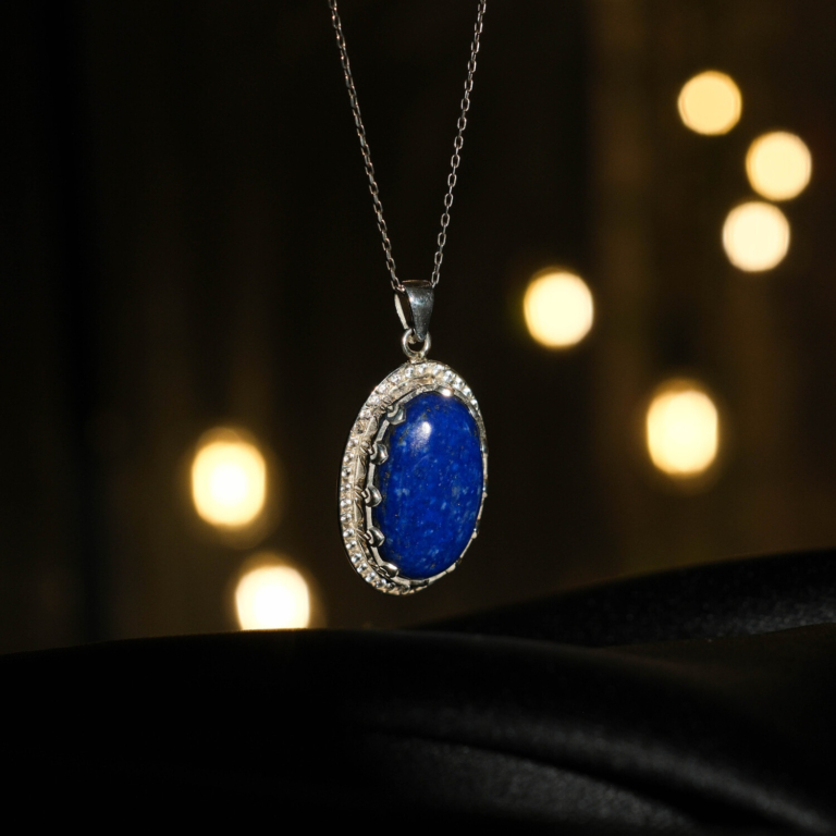 Elegant 925 sølv halskæde til kvinder med oval naturlig mørkeblå lapis lazuli ædelsten og emalje.
