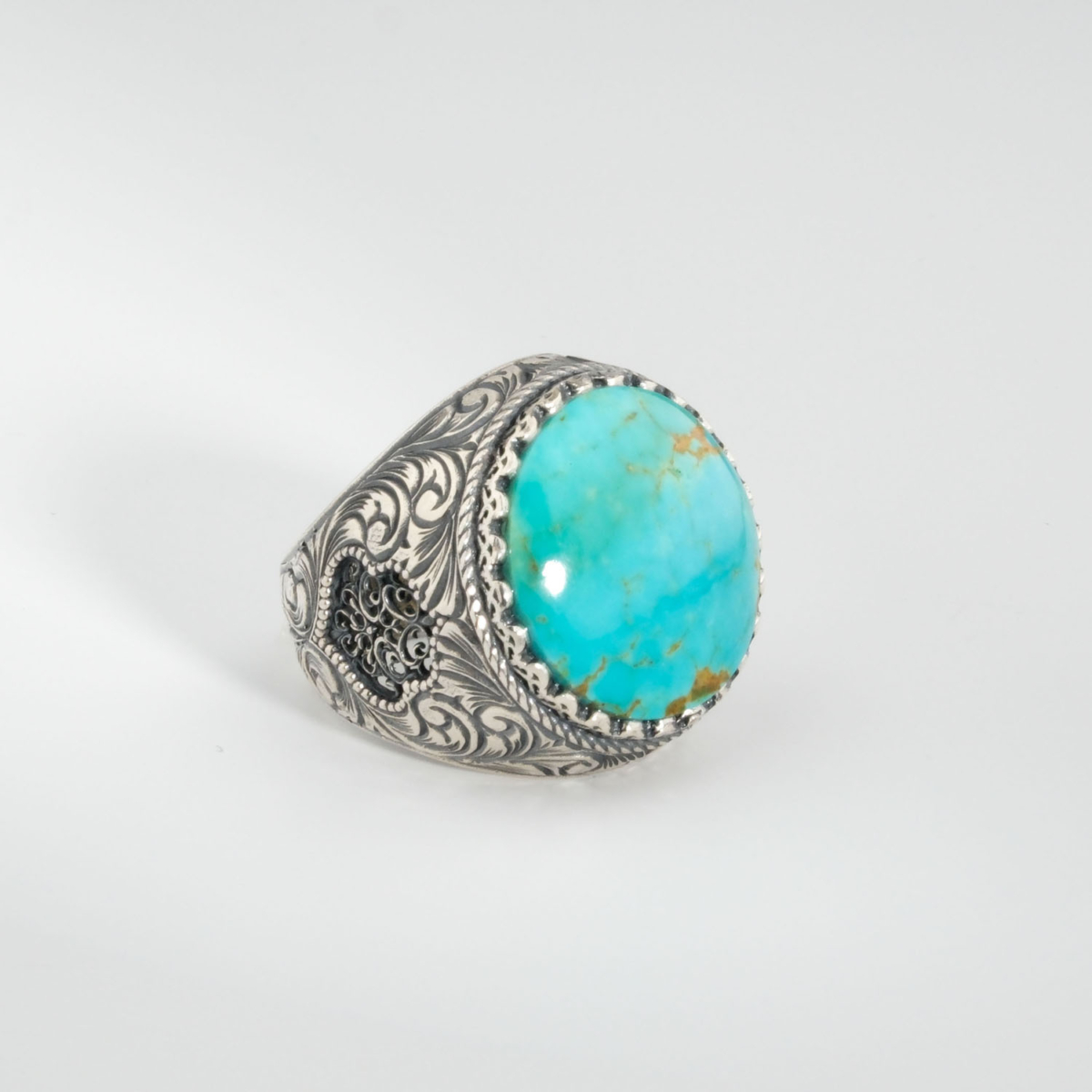 Bague pour homme faite main en argent 925 sertie d'une turquoise d'Arizona naturelle bleue taillée en cabochon.