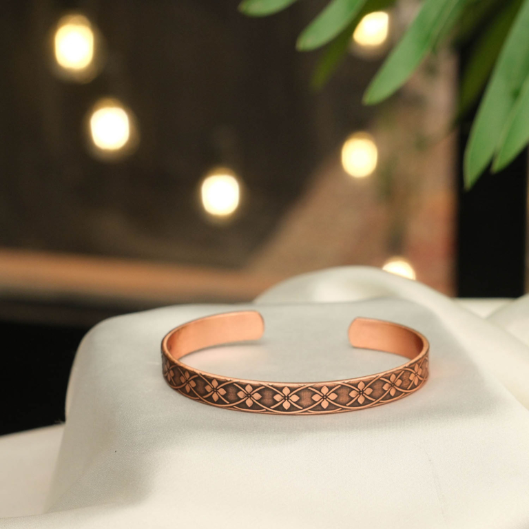 Orijinal dışı çiçek motif işlemeli iç kısmı lazer kazıma Ayetel Kürsi dualı saf bakır unisex kelepçe bileklik.