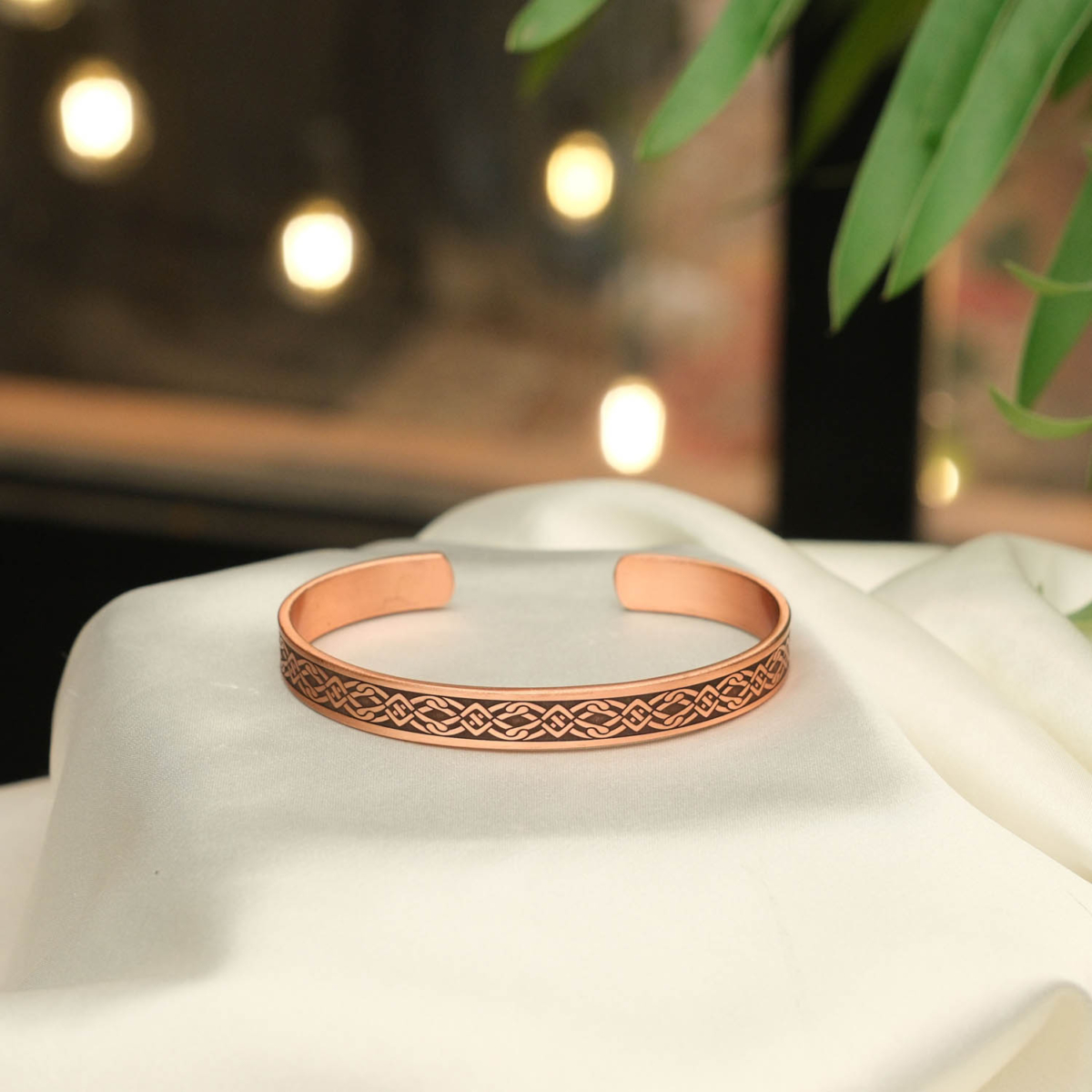 Orijinal dışı geometrik örgü işlemeli iç kısmı lazer kazıma Ayetel Kürsi dualı saf bakır unisex kelepçe bileklik.