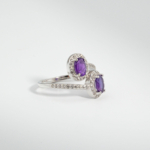 Bague bypass pour femme en argent 925 sertie de deux améthystes violettes naturelles entourées de zircons.