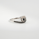 Bague bypass pour femme en argent 925 sertie d'un diamant noir naturel et de zircons noirs et blancs.