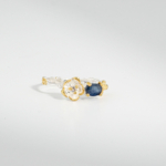 Bague pour femme en argent 925 sertie d'un saphir bleu naturel avec motif fleur dorée.