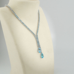 Collier rivière pour femme 43cm en argent 925 serti de topazes bleues naturelles taillées en facettes avec gouttes.