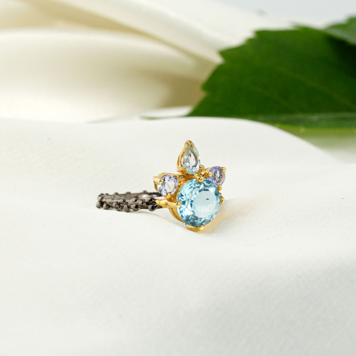 Orijinal yuvarlak blue topaz ve damla safir taşlı taç figürlü siyah-gold kaplama 925 ayar gümüş kadın yüzük.