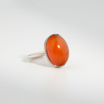 Bague pour femme en argent 925 sertie d'une agate carnaline rouge naturelle taillée en cabochon.