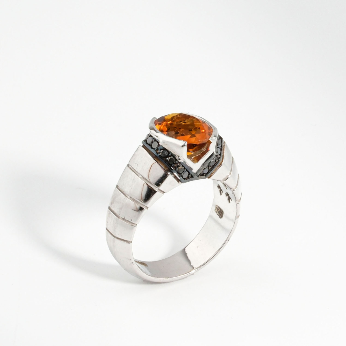 Bague unisex faite main en argent 925 sertie d'une citrine orange naturelle et de diamants noirs.