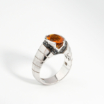 Bague unisex faite main en argent 925 sertie d'une citrine orange naturelle et de diamants noirs.