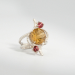 Bague pour femme faite main en argent 925 sertie d'une citrine jaune naturelle et de deux grenats rouges.