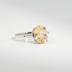 Bague pour femme en argent 925 sertie d'une citrine jaune naturelle ovale entourée de zircons baguette.