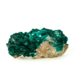 Échantillon de pierre naturelle de dioptase brute d'un vert émeraude intense.