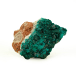 Échantillon de pierre naturelle de dioptase brute d'un vert émeraude intense.