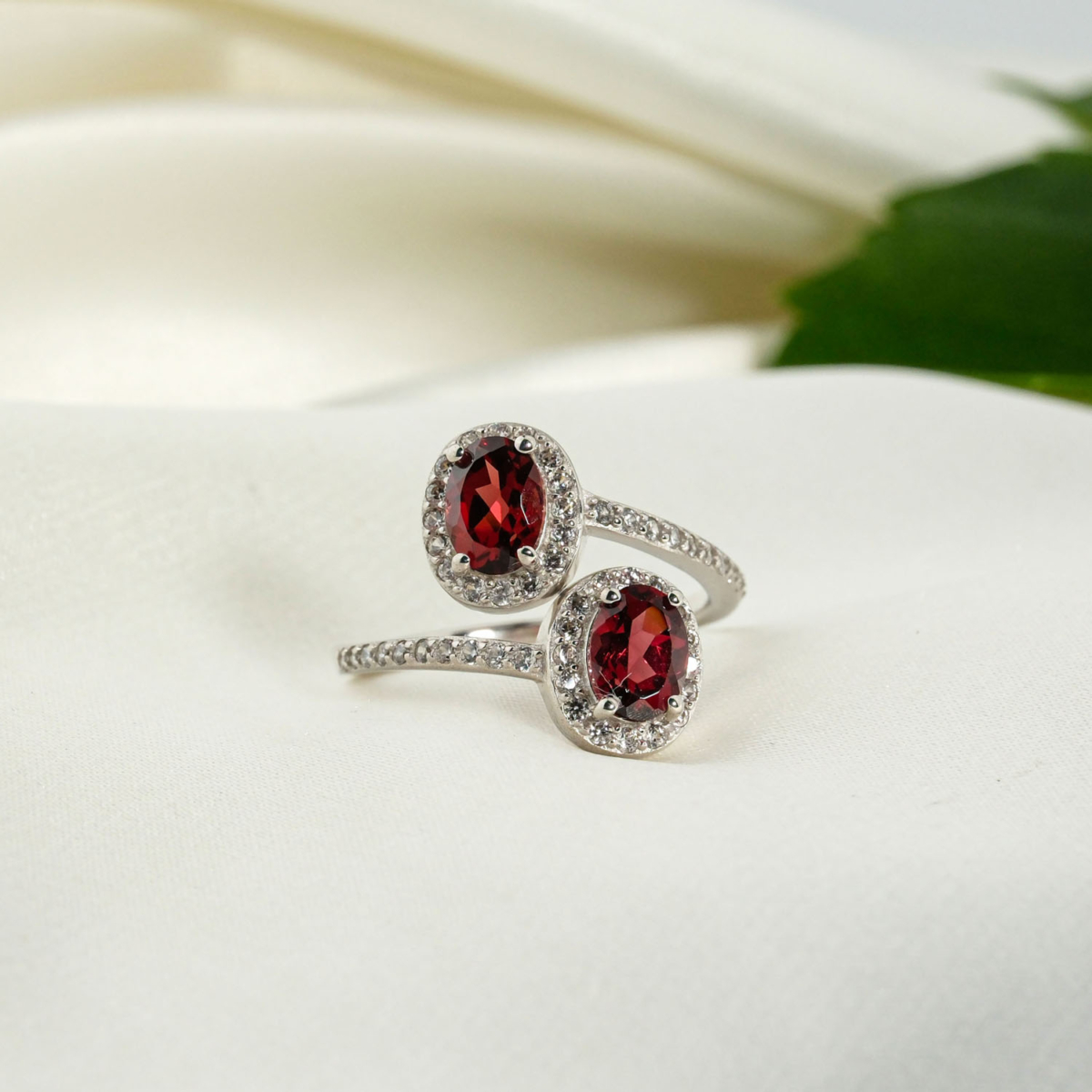 Orijinal çift oval faset kesim bordo garnet lal taşlı zirkon çerçeveli 925 ayar gümüş kadın yüzük.