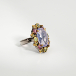 Bague pour femme en argent 925 sertie d'une grande améthyste lavande entourée de péridots et tourmalines rubellite.