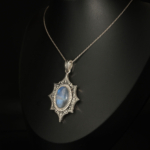Ručno rađena unisex ogrlica od srebra 925 sa prirodnim mjesečevim kamenom od 18 ct i motivom zvijezde.