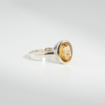 Bague pour femme en argent 925 sertie d'une citrine jaune naturelle taillée en ovale facetté.